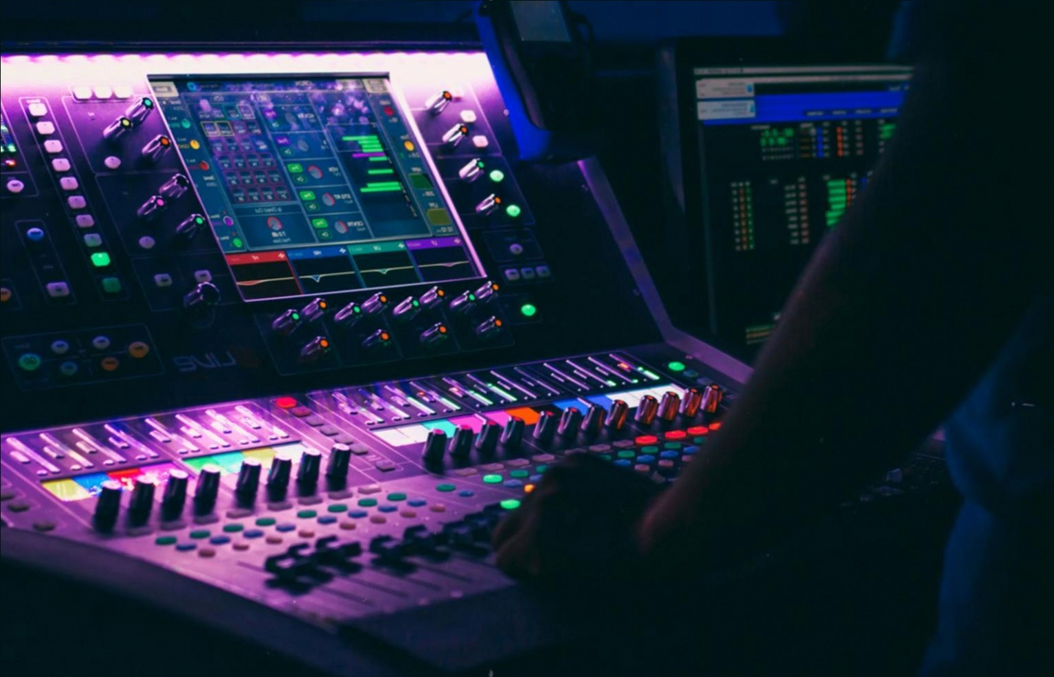 Artiest werkt aan een cover-opname in een thuisstudio