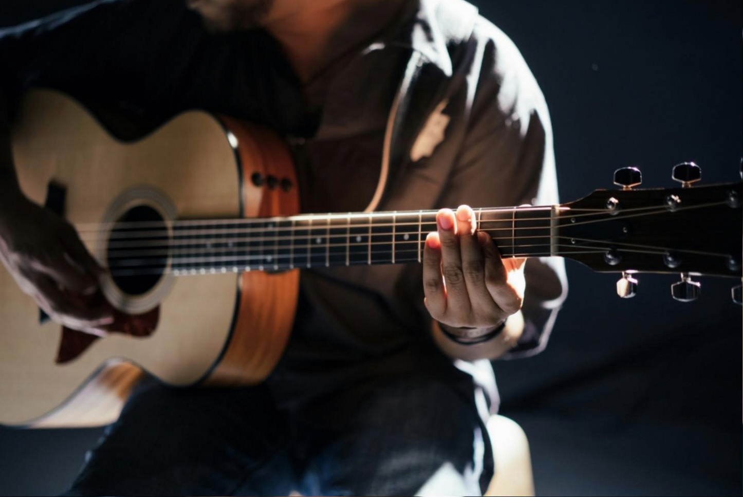 Geconcentreerde muzikant tijdens online sessie